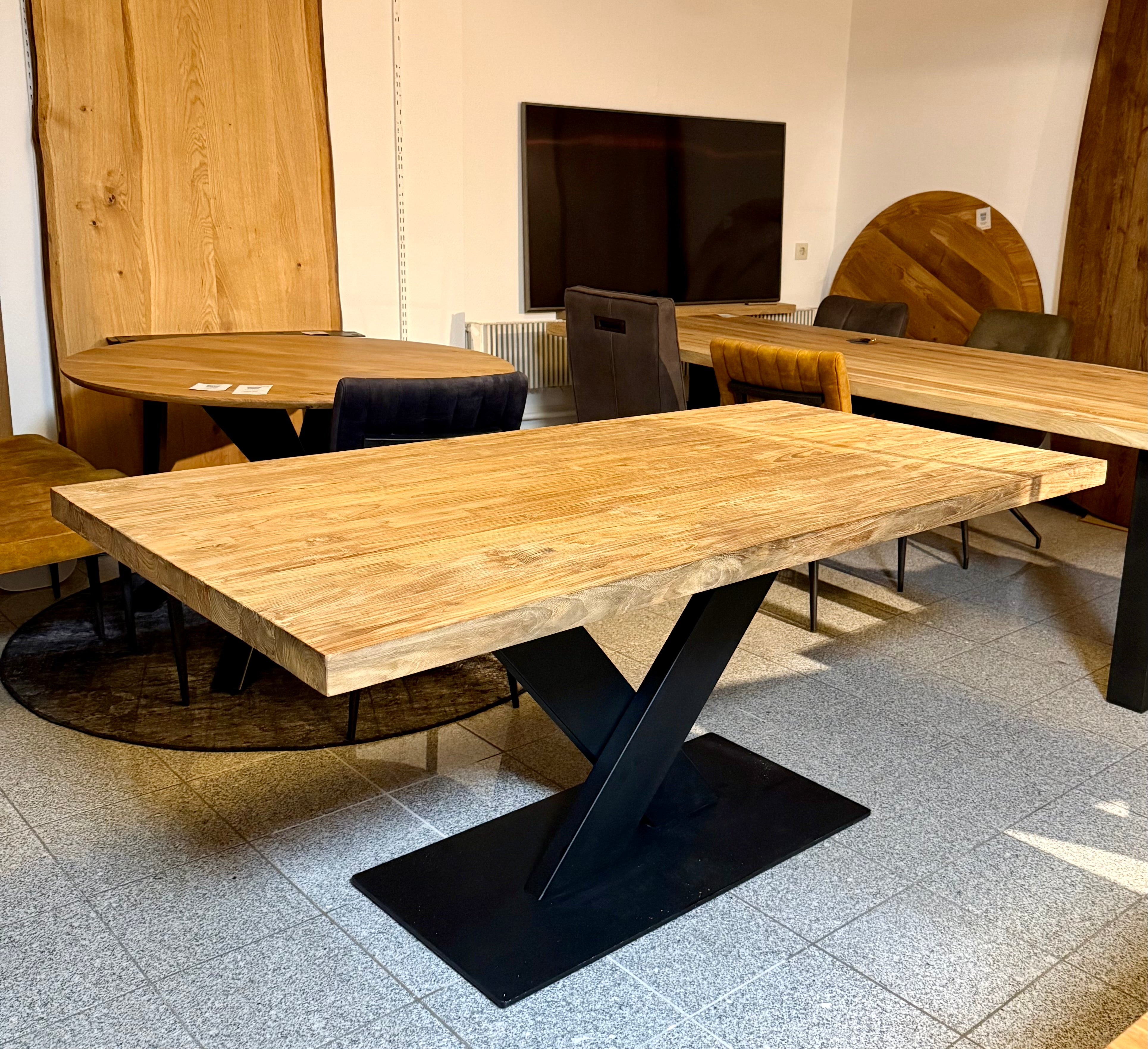 5 cm Esstisch Serang Teak 180 cm Holz mit V-Gestell schwarz