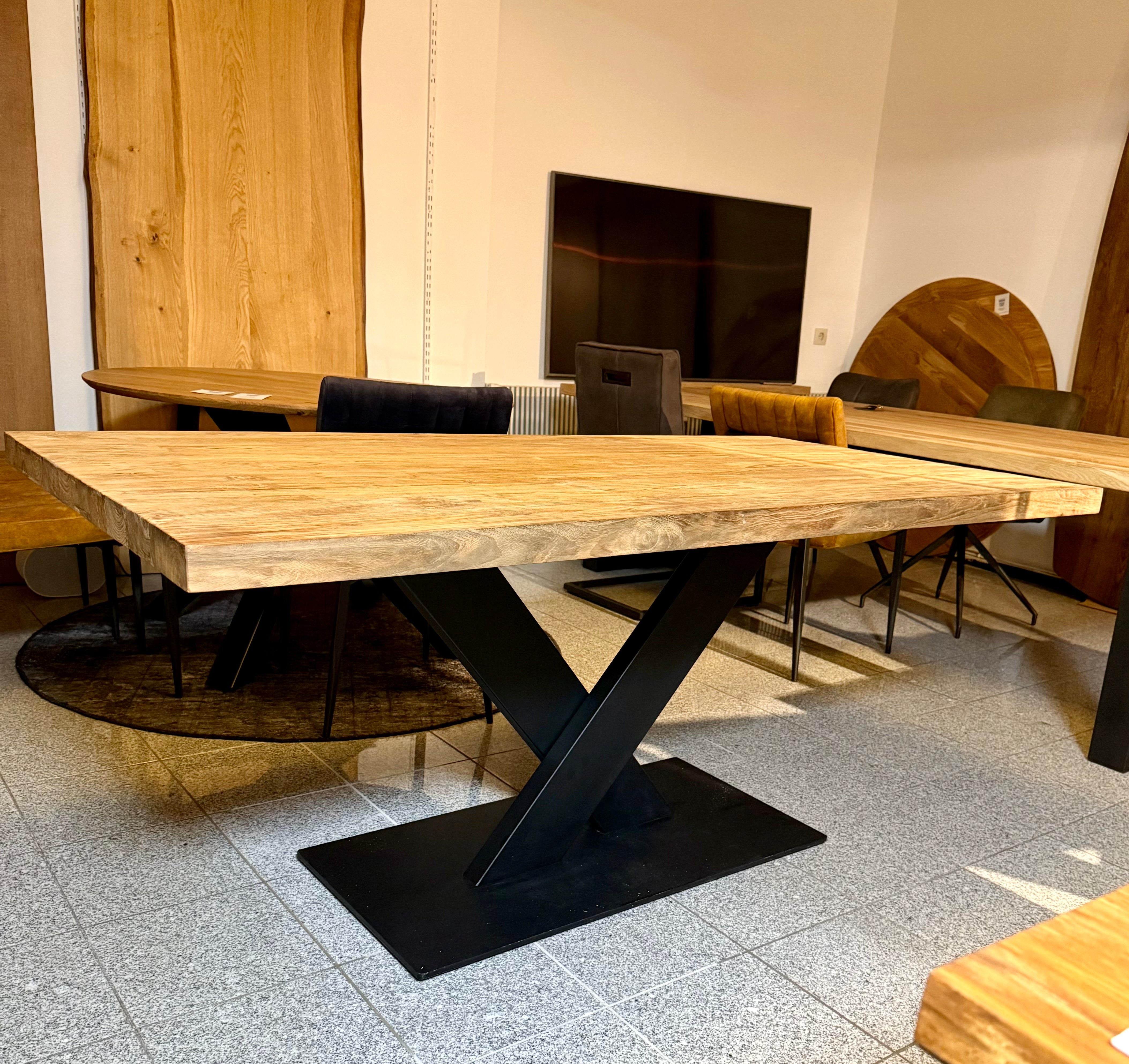 5 cm Esstisch Serang Teak 180 cm Holz mit V-Gestell schwarz