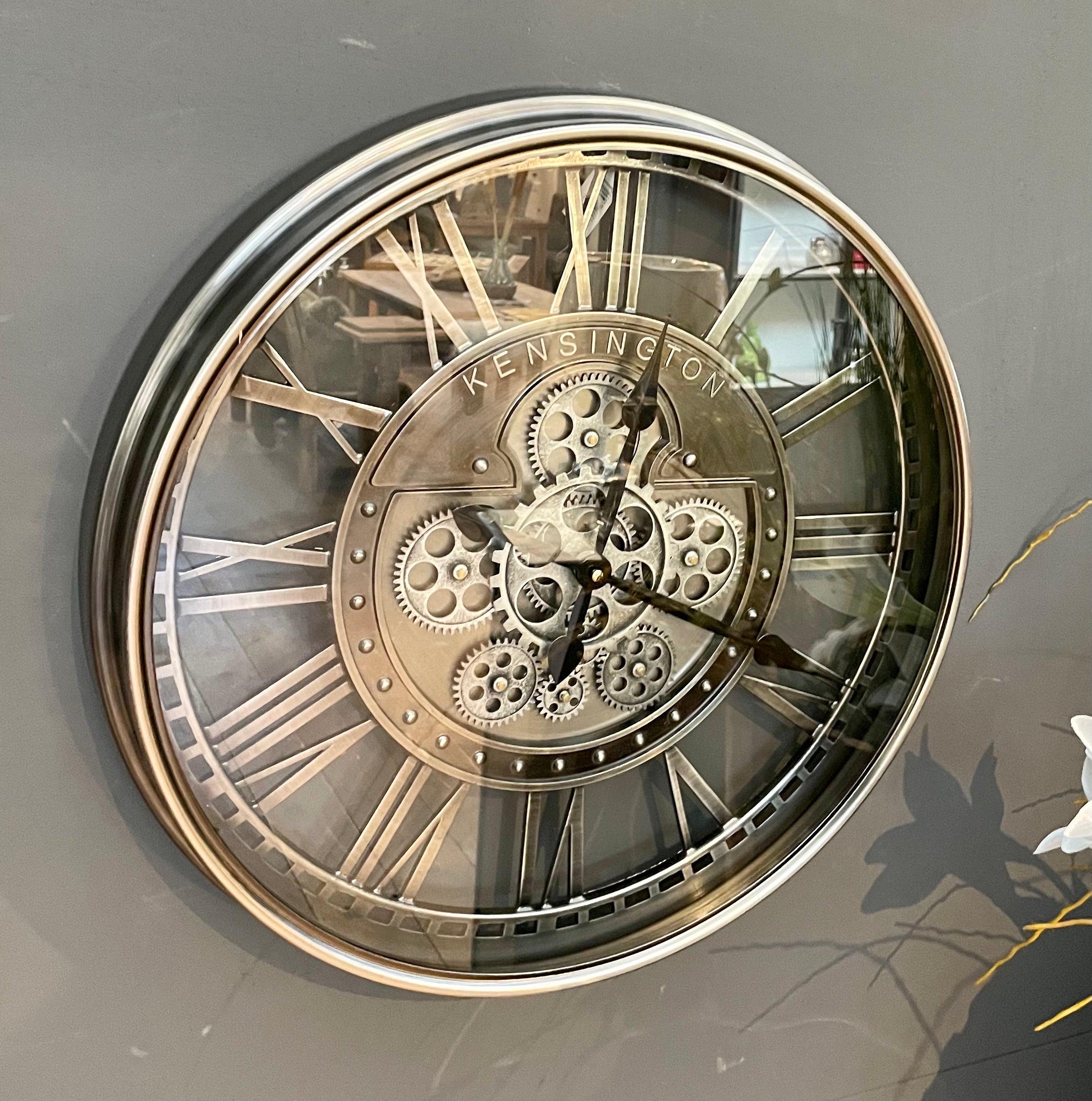 KENSINGTON 55 cm Wanduhr Zahnrad Zählwerk Animation silber grau.